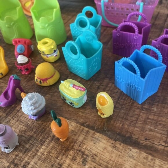 SHOPKINS SMOOTHIE TRUCK Play Set 2 Exclusive Shopkins Blender Stools PLUS More - Picture 5 of 12